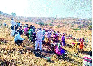 Shramdan of the villagers on the morning of the morning | भल्या पहाटे डोंगरावर ग्रामस्थांचे श्रमदान