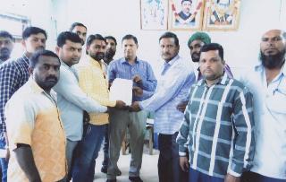 Lead Bank officials encircle | लीड बँकेच्या अधिकाऱ्यांना घेराव Lead Bank officials encircle | लीड बँकेच्या अधिकाऱ्यांना घेराव