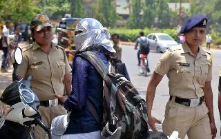 Continue to women in violation of traffic rules | वाहतूक नियमांच्या उल्लंघनात महिला पुढे