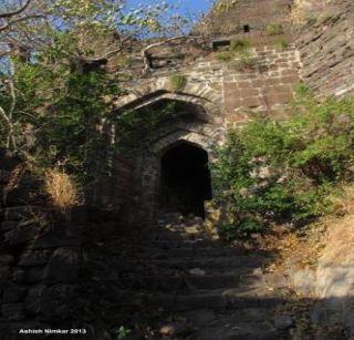 The intact fort of Bhavnavastha, a seven-storey battle cry | युद्धशास्त्रीय महत्त्व सांगणारा सातमाळ्यातील अंतूरचा किल्ला भग्नावस्थेकडे