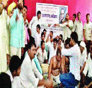 Mundrana movement of Ashram Shalak employees | आश्रमशाळा कर्मचाऱ्यांचे मुंडण आंदोलन