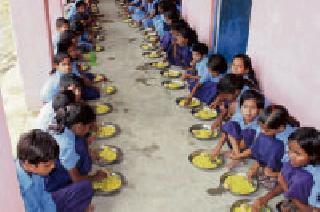 Feeding the children hungry | बालकांना जेवण देणारे हात उपाशी Feeding the children hungry | बालकांना जेवण देणारे हात उपाशी