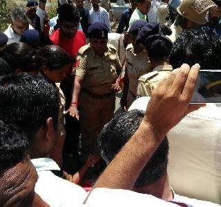 Gujarat police prevented Aadad yatra from taking possession of leaders | आसूड यात्रा गुजरात पोलिसांनी रोखली, नेत्यांना घेतलं ताब्यात