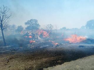 Three incidents of fire! | आगीच्या तीन घटना!