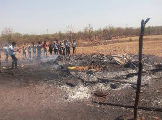 Fire and agricultural materials burned! | आग लागून शेतीपयोगी साहित्य जळून खाक! Fire and agricultural materials burned! | आग लागून शेतीपयोगी साहित्य जळून खाक!