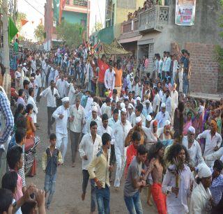 A 80-year tradition of Barabagayas at Awhane here | आव्हाणे येथे बारागाडय़ांची 80 वर्षाची परंपरा