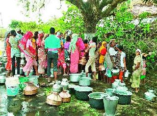 Wandering water for tribal brothers | आदिवासी बांधवांची पाण्यासाठी भटकंती