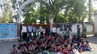 School locker locked due to lack of teacher | शिक्षक नसल्यामुळे शाळेला ठोकले कुलूप School locker locked due to lack of teacher | शिक्षक नसल्यामुळे शाळेला ठोकले कुलूप