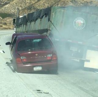 VIDEO: Nile car with a highway truck for one and a half kilometers | VIDEO: हायवेवर ट्रकने दीड किलोमीटरपर्यंत फरफटत नेली कार