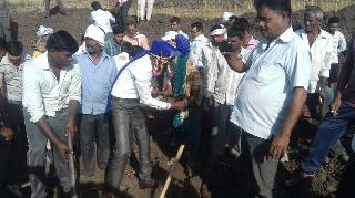 Sharmadan performed for water conservation before ascending to Navarwane | नवरदेवाने बोहल्यावर चढण्याआधी जलसंधारणासाठी केले श्रमदान Sharmadan performed for water conservation before ascending to Navarwane | नवरदेवाने बोहल्यावर चढण्याआधी जलसंधारणासाठी केले श्रमदान