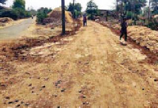 Use of fictitious material in the expansion of the road | रस्त्याच्या खडीकरणात निकृष्ट साहित्याचा वापर Use of fictitious material in the expansion of the road | रस्त्याच्या खडीकरणात निकृष्ट साहित्याचा वापर