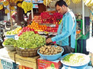 Inflation triggered by bitter worries | महागाईच्या चटक्याने फळे झाली कडू Inflation triggered by bitter worries | महागाईच्या चटक्याने फळे झाली कडू
