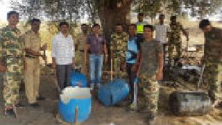 Solapur rural police raid on liquor bars, 11 thousand liters of chemicals destroyed, crime against six | सोलापूर ग्रामीण पोलीसांची दारू अड्डयांवर धाड, ११ हजार लिटर रसायन नष्ट, सहा जणांविरूध्द गुन्हा