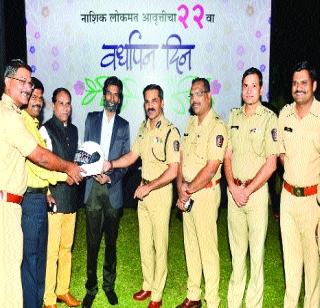 Helmets instead gift bouquets! | पुष्पगुच्छऐवजी हेल्मेट द्या भेट! Helmets instead gift bouquets! | पुष्पगुच्छऐवजी हेल्मेट द्या भेट!
