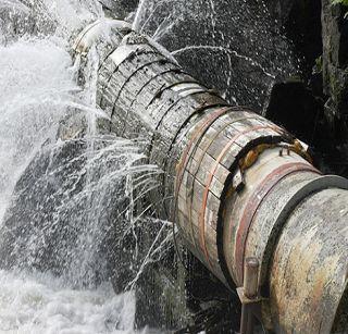 Lakhache's water is worth 12! | लाखाचे ‘पाणी’ बाराच्या भावात़ !