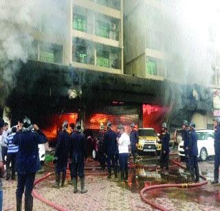 Two people were killed in the fire | शोरूमला लागलेल्या आगीत दोन ठार