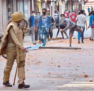 300 Whatsapp Group active for stone pelting in Kashmir | काश्मीरमध्ये दगडफेकीसाठी 300 व्हॉट्सअ‍ॅप ग्रुप सक्रिय