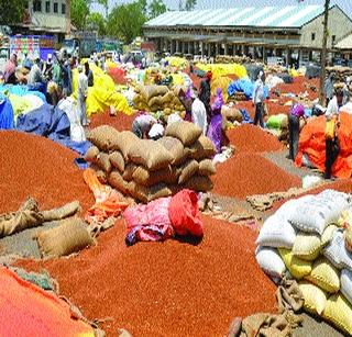 Nafed tire purchase stopped, farmers came back in distress | नाफेडची तूर खरेदी बंद, शेतकरी आले अडचणीत