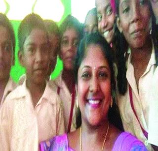 Jewelry sold by this teacher for student education | विद्यार्थ्यांच्या शिक्षणासाठी या शिक्षिकेने विकले दागिने