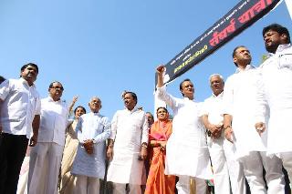 The beginning of the struggle yatra by greeting Shahu Maharaj | शाहू महाराजांना अभिवादन करून संघर्ष यात्रेचा प्रारंभ