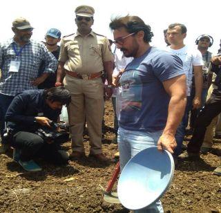 Aamir Khan's wife with a wife in Latur! | आमिर खानचे पत्नीसह लातूरमध्ये पाण्यासाठी श्रमदान !