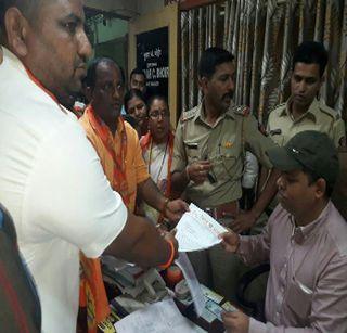 Shiv Sena's movement against Dondaicha State Bank branch | दोंडाईचा स्टेट बँक शाखेविरोधात शिवसेनेचे आंदोलन