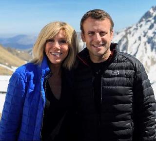 France's future president is 39 years old, wife is 64 years old Wedding made with class teacher | फ्रान्सचे भावी राष्ट्राध्यक्ष 39 वर्षांचे तर, पत्नी 64 वर्षांची! वर्गशिक्षिकेबरोबर केले लग्न