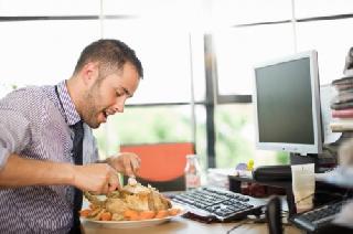 Sitting at the desk at the office? Then your performance can worsen! | ऑफिसात डेस्कवर बसून जेवताय? मग तुमचा परफॉर्मन्स बिघडू शकतो!