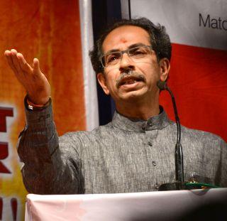 The turmoil of leaving the government behind the ears - Uddhav Thackeray | सरकारच्याच कानाखाली तूर‘जाळ’ निघण्याची आफत - उद्धव ठाकरे