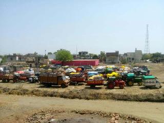 Half-minute measurement of two thousand tractors! | दोन हजार ट्रॅक्टरमधील तुरीचे मोजमाप अधांतरीच! Half-minute measurement of two thousand tractors! | दोन हजार ट्रॅक्टरमधील तुरीचे मोजमाप अधांतरीच!