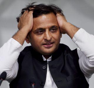 Akhilesh Yadav, who had left the saffron cloth, ashamed over the journalist | भगवे कपडे घातले म्हणून पत्रकारावर वैतागले अखिलेश यादव