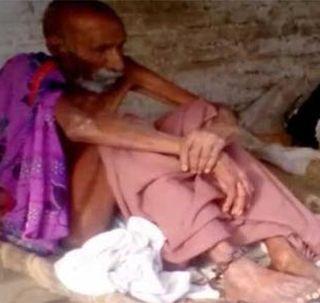 97 year old father tied with a chain and behaved like a guru | 97 वर्षाच्या वडिलांना साखळदंडाने बांधून गुरासारखी वागणूक