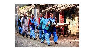 Student deprived of Raincoat | विद्यार्थी रेनकोटपासून वंचित