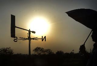 Mercury is again 38 degrees | पारा पुन्हा ३८ अंशावर Mercury is again 38 degrees | पारा पुन्हा ३८ अंशावर