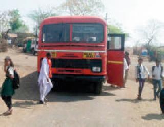 Bus of transport corporation reached Pondala village | पंचाळा गावात पोहोचली परिवहन महामंडळाची बस