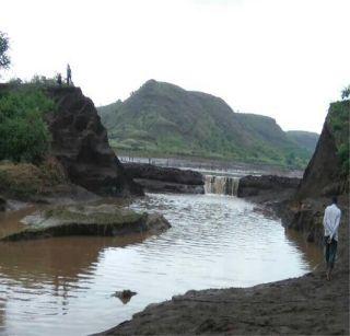 People will be able to build dams because they are not working properly | पाठपुरावा करून काम होत नसल्याने लोकसहभागातून बांधणार धरण