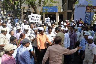 Due to the collapse of the salary, movement of teachers of Nashik Education | वेतन अडकल्याने नाशिक एज्युकेशनच्या शिक्षकांचे आंदोलन Due to the collapse of the salary, movement of teachers of Nashik Education | वेतन अडकल्याने नाशिक एज्युकेशनच्या शिक्षकांचे आंदोलन