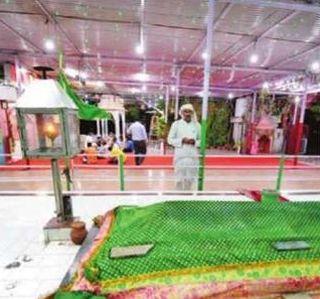 ... here worshiping Hindus and Muslims at one place | ...येथे एकाच ठिकाणी हिंदू आणि मुस्लिम करतात पूजा