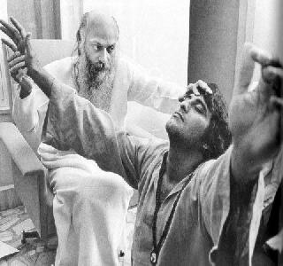 Vinod Khanna resides as a sannyasin in Osho Ashram | विनोद खन्ना संन्याशाप्रमाणे राहत होते ओशो आश्रमात