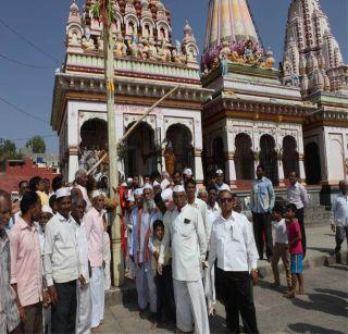 Sankaram Maharaj's Yatra's pillar pillar at Amalner | अमळनेर येथे संत सखाराम महाराज यात्रोत्सवाचे स्तंभरोपण