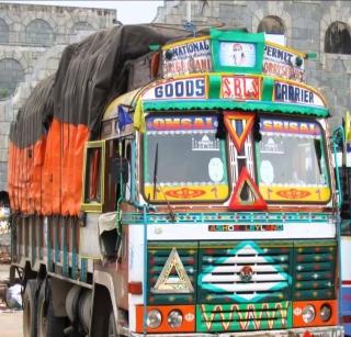 Stop the entry of heavy vehicles in Kolhapur | कोल्हापुरात अवजड वाहनांना प्रवेश बंद