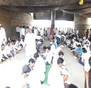 Movement of protesters in Kukadi canal; Stretch for water | कुकडी कालव्यातच आंदोलकांच्या पंगती; पाण्यासाठी ठिय्या Movement of protesters in Kukadi canal; Stretch for water | कुकडी कालव्यातच आंदोलकांच्या पंगती; पाण्यासाठी ठिय्या