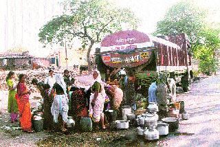Water supply to four villages and two hamlets through tankers | चार गावे, दोन वाड्यांना टँकरद्वारे पाणीपुरवठा