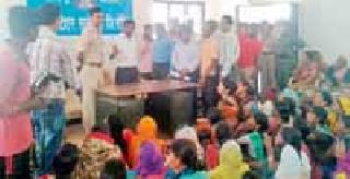 Gadhola suspended the Gram Sabha | गदारोळाने ग्रामसभा स्थगित Gadhola suspended the Gram Sabha | गदारोळाने ग्रामसभा स्थगित