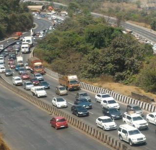 VIDEO - Increasing the number of vehicles has created a highway | VIDEO- वाहनांची संख्या वाढल्याने द्रुतगती महामार्ग बनला कासवगती