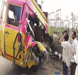 Mini Bus-Tipper Death Three Deaths | मिनी बस-टिप्पर धडकेत तिघांचा मृत्यू