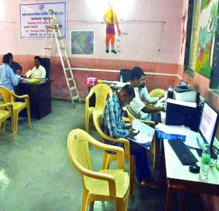 Shuksukkat in the election office on the first day | पहिल्या दिवशी निवडणूक कार्यालयामध्ये शुकशुकाट