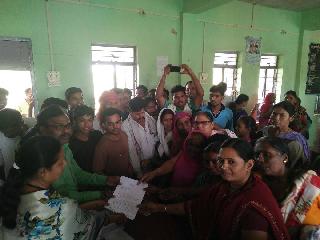 A women's front for gram panchayat, for the liquor panchayat | दारूबंदीसाठी महिलांचा ग्रामपंचायतवर मोर्चा