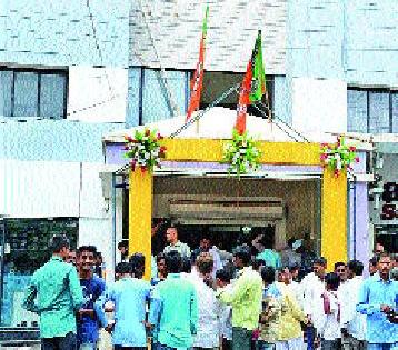 The rush of political party offices in the changing sun | रणरणत्या उन्हात राजकीय पक्ष कार्यालयांमध्ये गर्दी