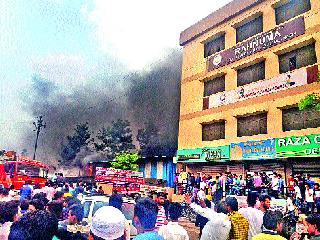 Lack of millions of tires in the firing | टायरच्या गुदामास लागलेल्या आगीत लाखोंचे नुकसान Lack of millions of tires in the firing | टायरच्या गुदामास लागलेल्या आगीत लाखोंचे नुकसान